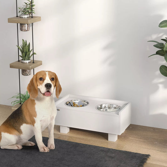 Paaukštinta šunų šėrimo stotelė su nuimama sulėtinto maitinimo kilimėliu, 2 aliuminio dubenėliais, laikymo vieta, balta