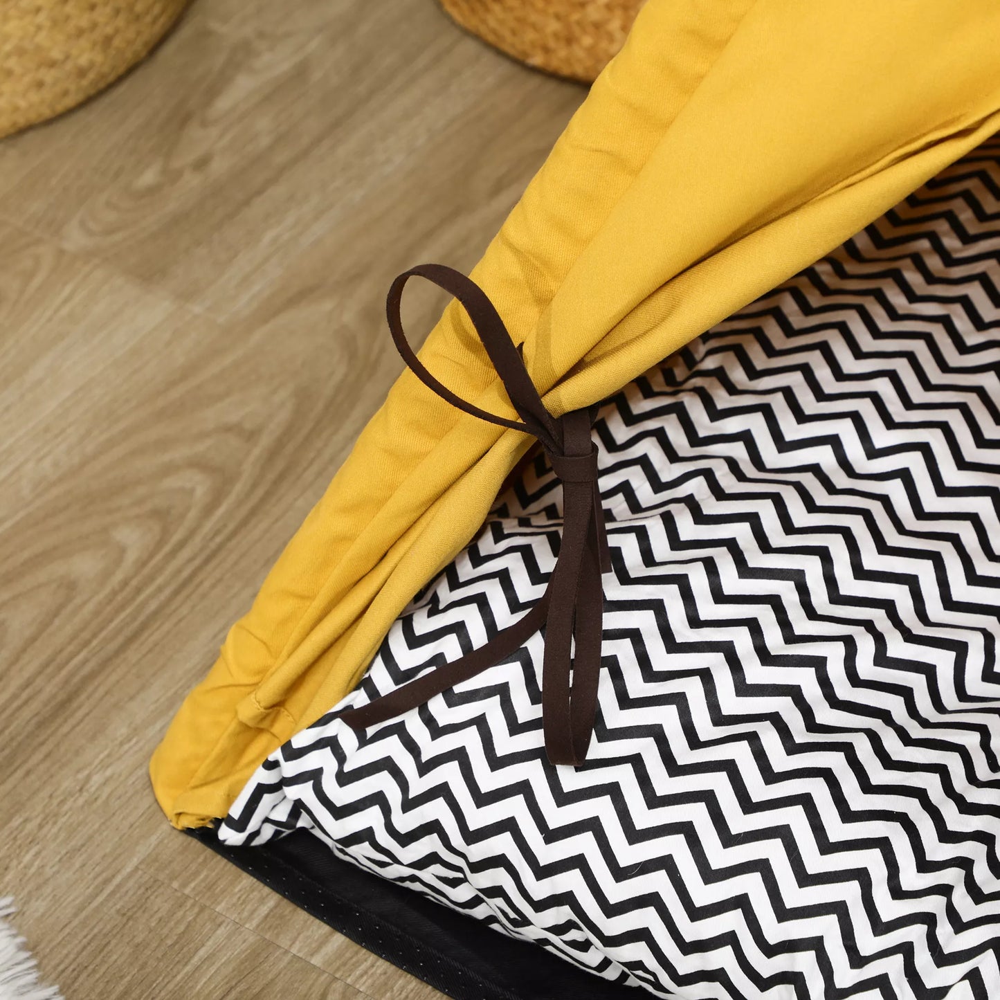 Pet bed, playful teepee design, with soft sleeping cushion and floor mat, for dogs and cats, 60 x 60 x 76 cm