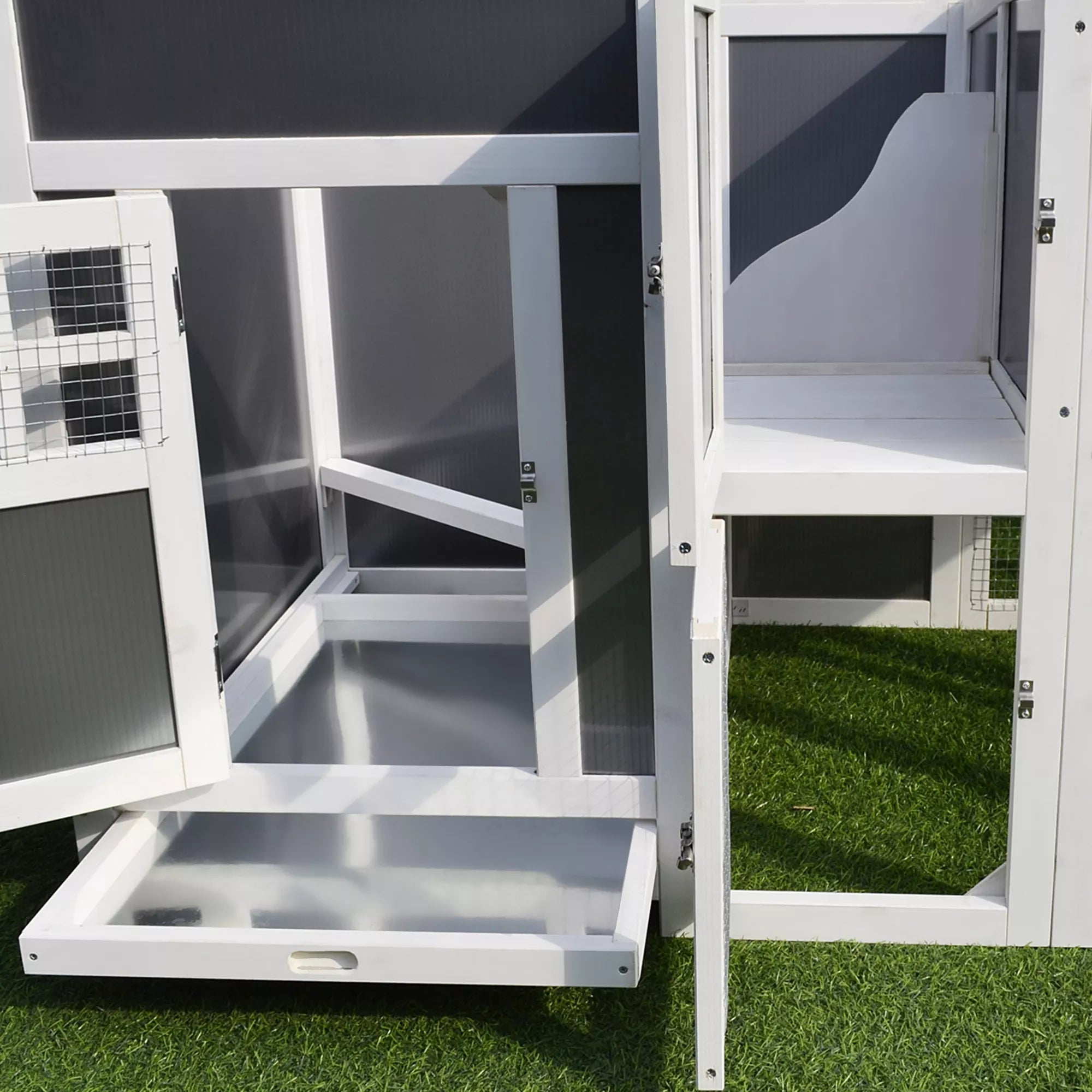 Vistu kūts, piemērota 1-2 vistām, ar ligzdu, olu kaste ar 2 nodalījumiem, priede, pelēka+balta, 160 x 75 x 80 cm