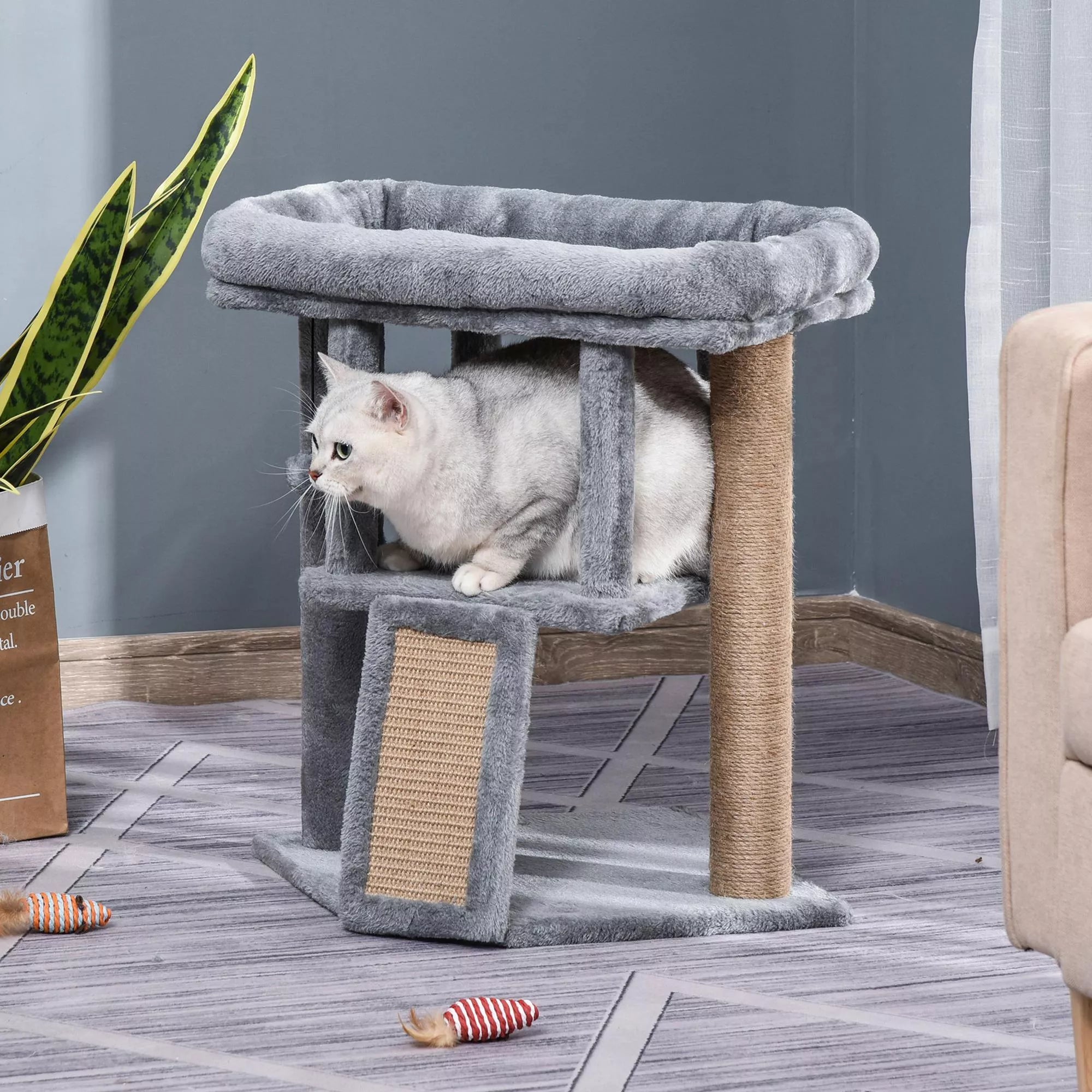 Kaķu māja 57 cm. Maza kaķu māja ar kaķu gultu, guļamplatformu, kaķu nagu skrāpēšanas stabu ar nagu dēli, rotaļu bumbu, mēbeli kaķiem līdz 5 kg. Gaiši pelēka.