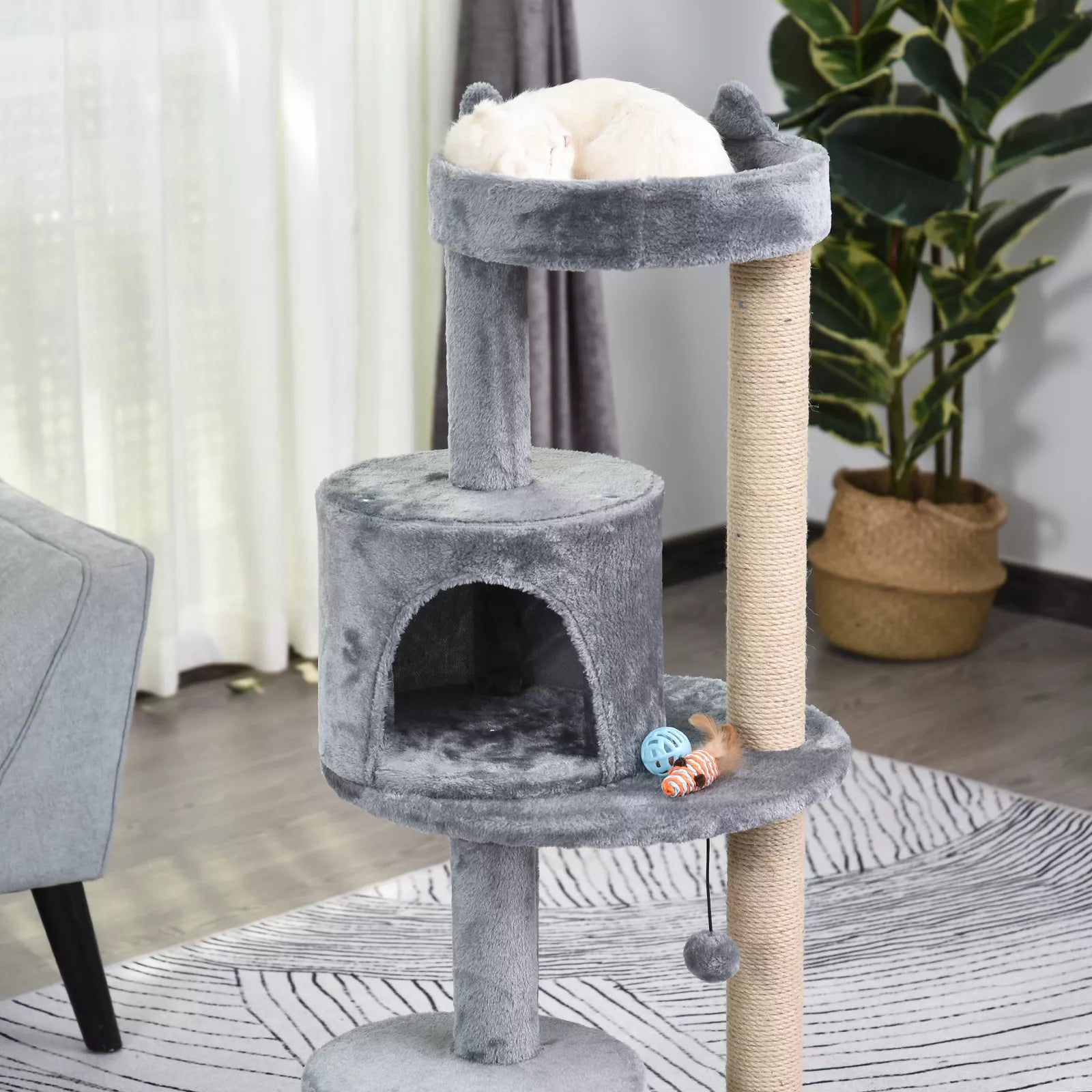 4 stāvu kaķu māja ar alu, mājiņu, rotaļlietām, sēdēšanas platformu, sizala stabu un skrāpēšanas stabu, liela, stabila, grezna, pelēka, izgatavota no sizala un plīša, 48x48x104 cm