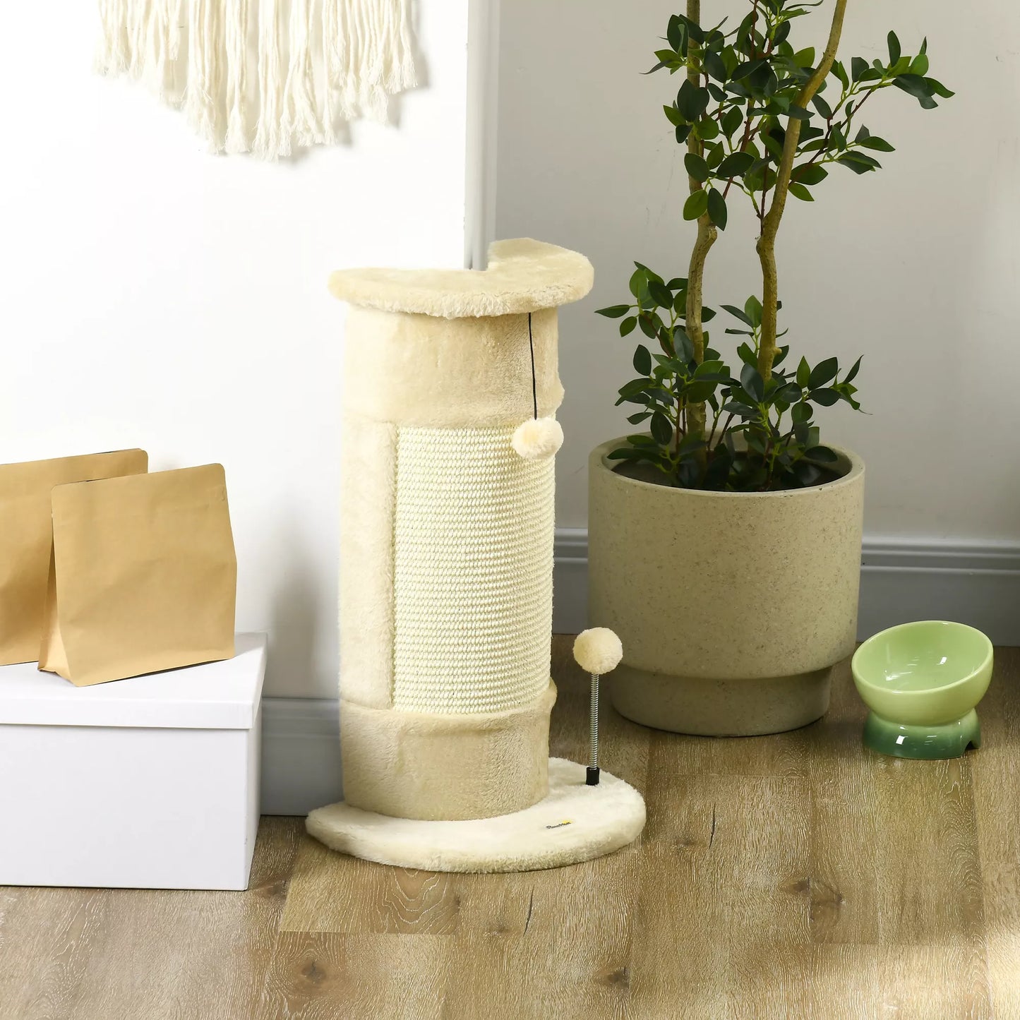 Katės draskyklė su žaislais, įsk. 2 kamuoliukus. Minkštas pliušas, 34 cm x 25,5 cm x 58 cm, kreminės baltos spalvos