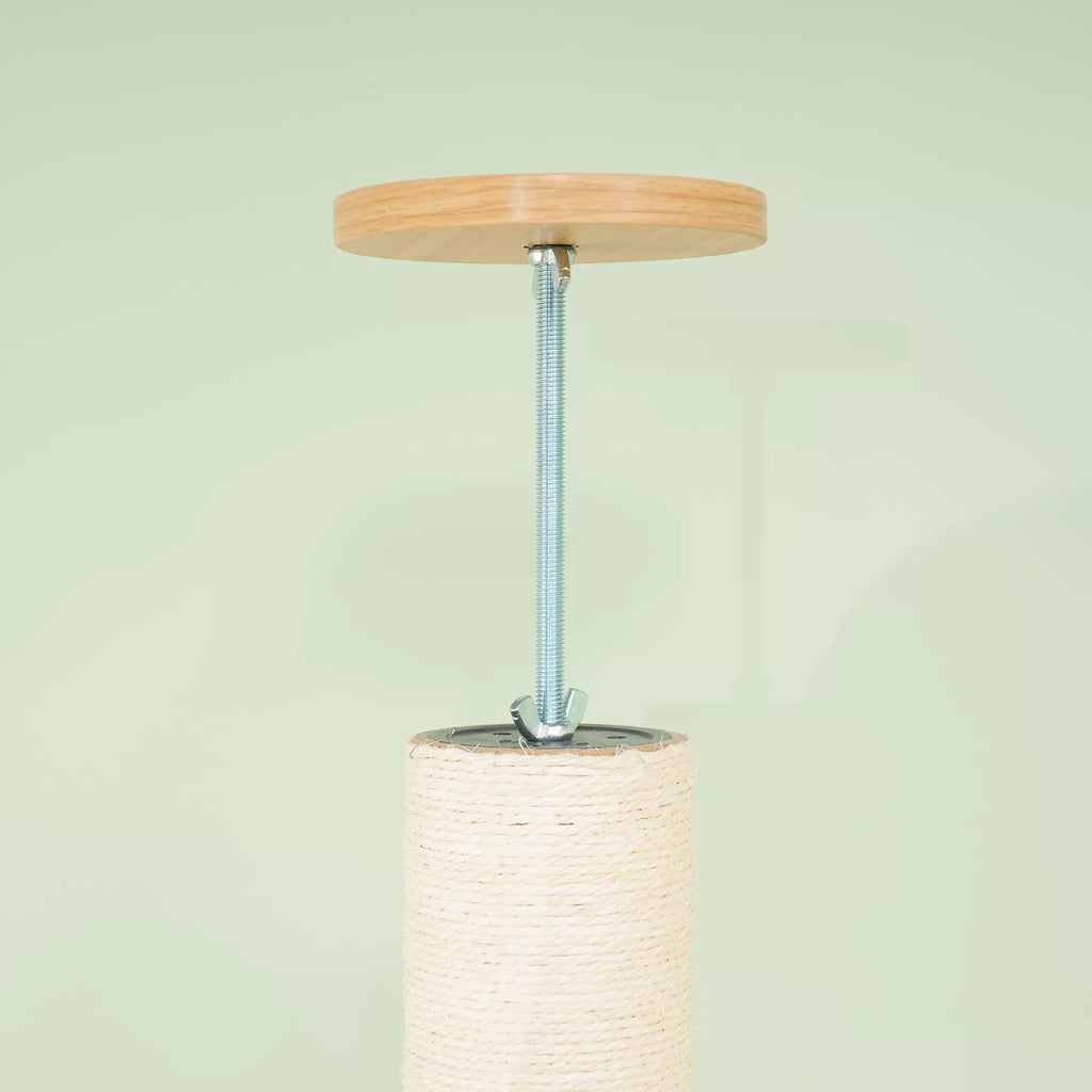 Lubas siekiantis draskyklių medis, apsauga nuo apsivertimo, stulpeliai su sizalio virve, medžio kompozito medžiaga, ąžuolas + kreminė balta