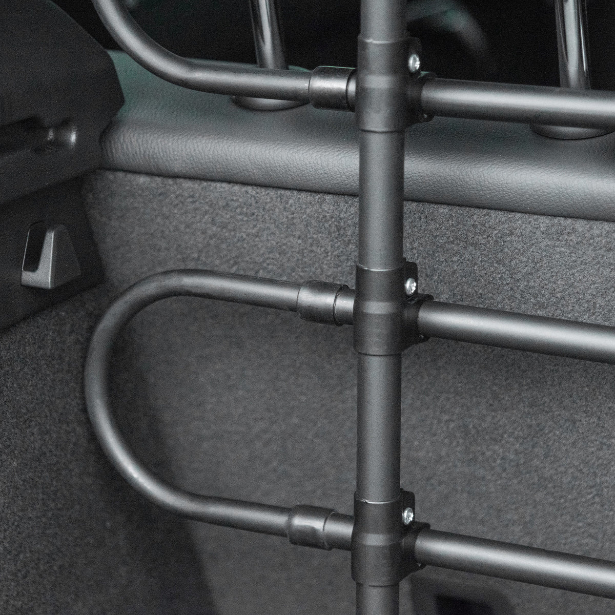 Apsauginės grotelės šunims į automobilį, reguliuojamos 87–135 cm pločio ir 60–105 cm aukščio, juodos