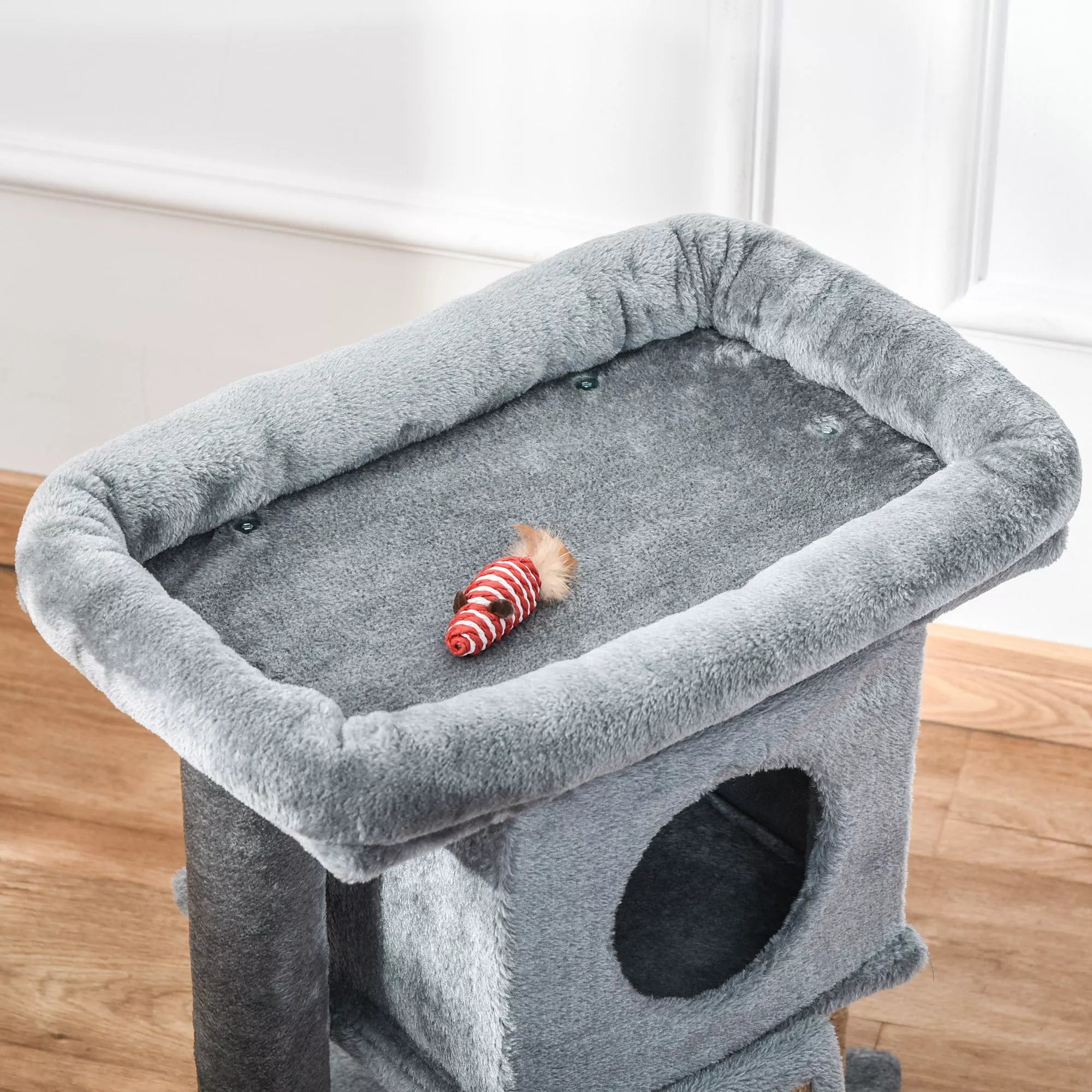 Kaķu māja 57 cm. Maza kaķu māja ar kaķu gultu, guļamplatformu, kaķu nagu skrāpēšanas stabu ar nagu dēli, rotaļu bumbu, mēbeli kaķiem līdz 5 kg. Gaiši pelēka.
