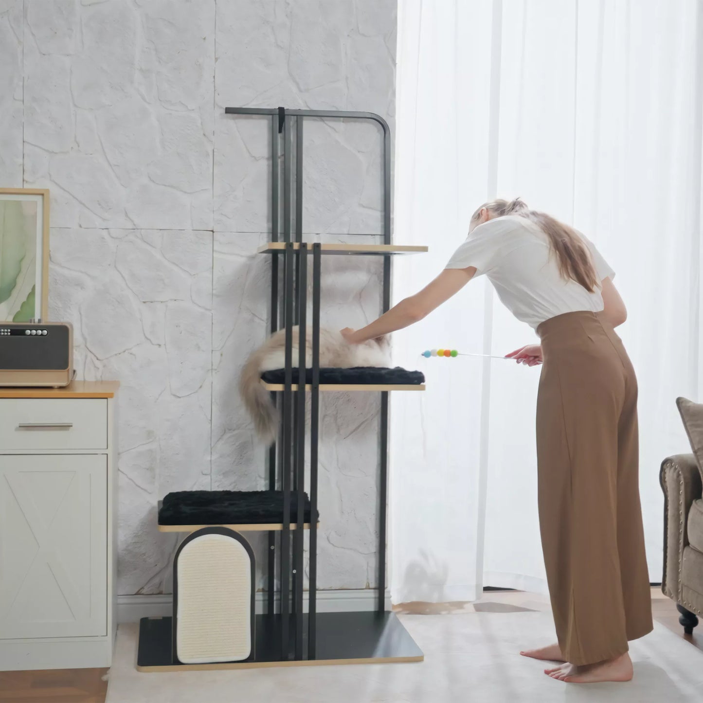 Kačių medelis, pramoninis dizainas, 3 platformos, 2 gulimosios pagalvėlės, grandymo siena, plieninis rėmas, juodos spalvos, 85 x 48 x 170 cm