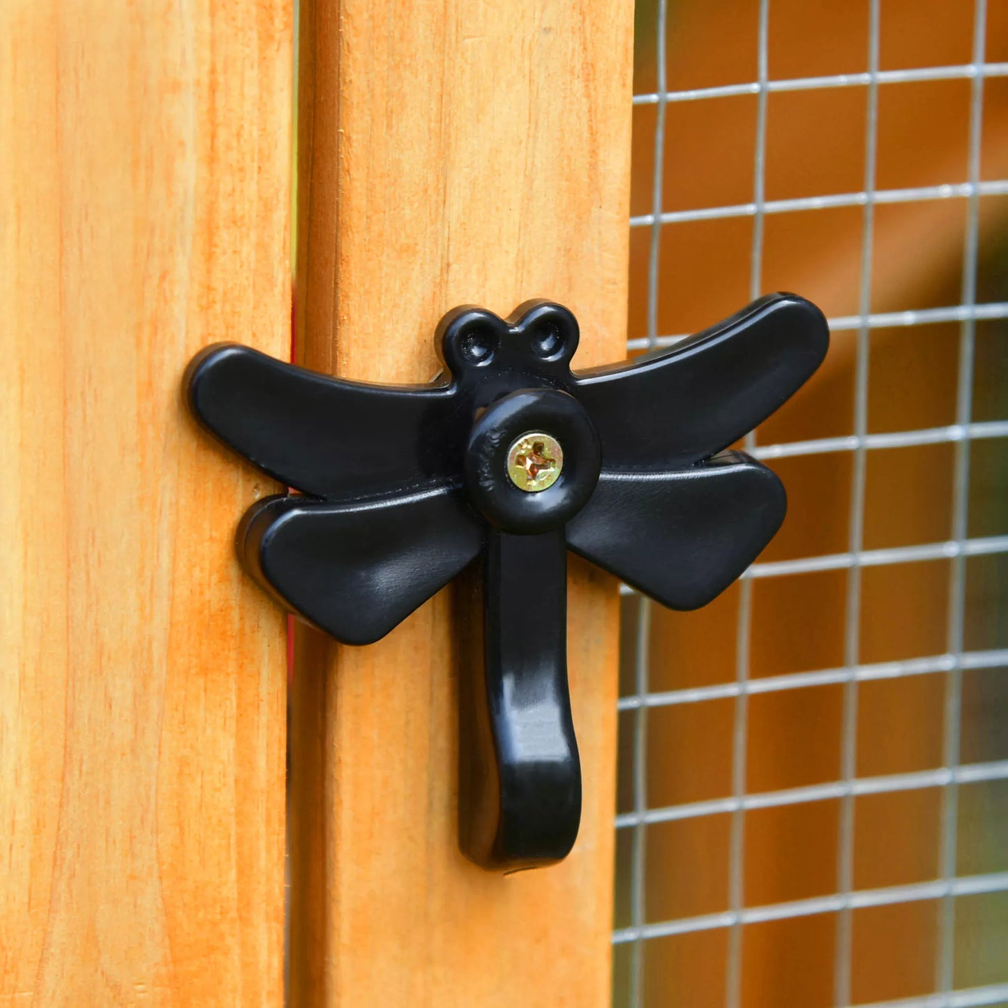 Nykštukinių vištų namelis su voljeru ir lizdaviete. Atsparus oro sąlygoms, užsandarinta eglės mediena, asfalto stogas. Spalvos: natūrali ir žalia.