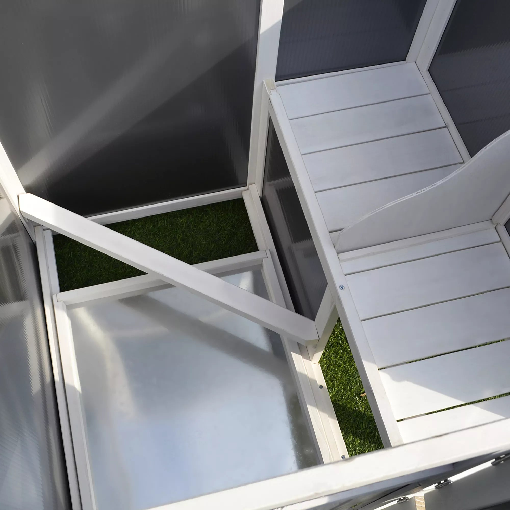 Vistu kūts, piemērota 1-2 vistām, ar ligzdu, olu kaste ar 2 nodalījumiem, priede, pelēka+balta, 160 x 75 x 80 cm