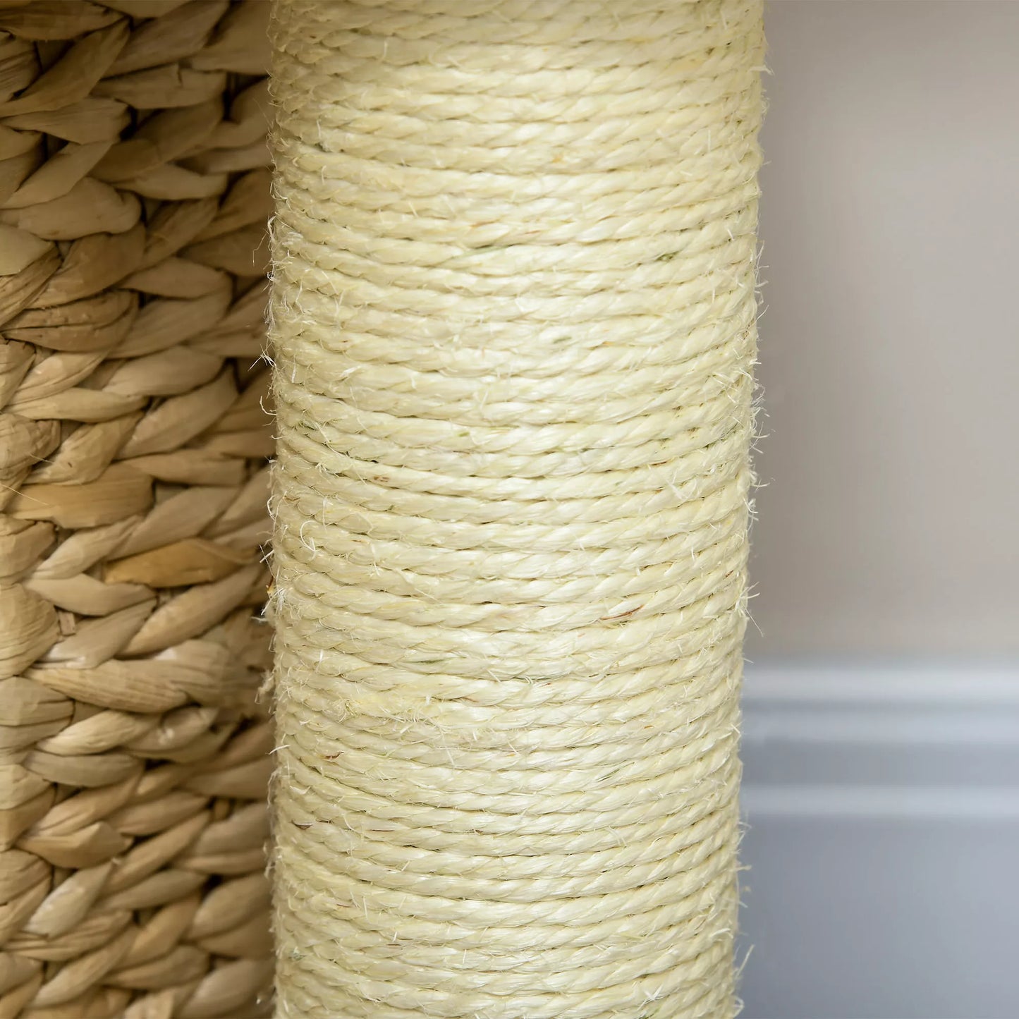 Katės draskyklė su kačių guoliu, ilsėtuvės platforma, žaidimų kamuoliuku, 45x40x74cm, smėlio spalvos