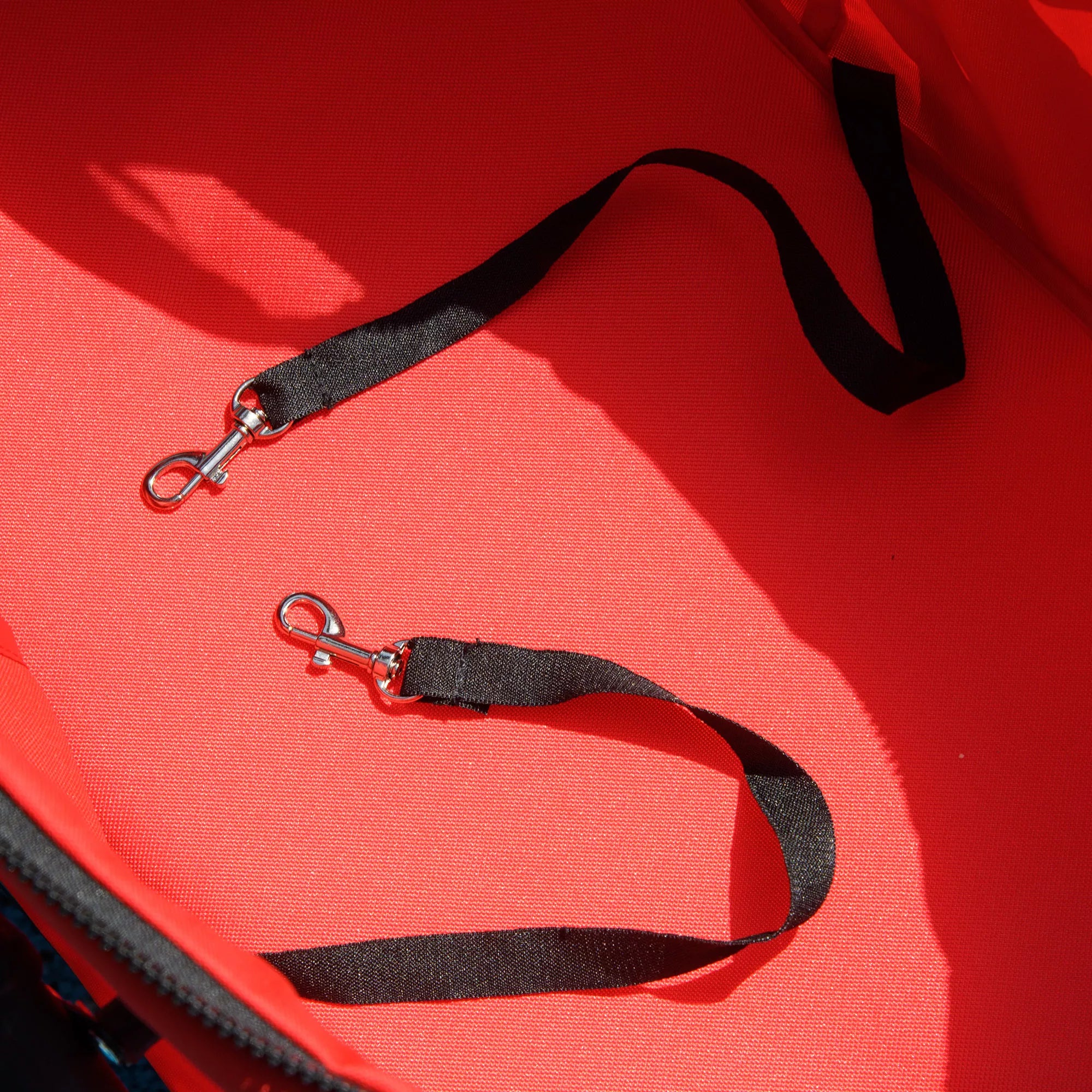 Salokāmi suņu ratiņi līdz 4 kg, ar sieta logu, apakšējo grozu, krūzīšu turētāju, noņemamu jumtiņu, sarkani, 67 x 45 x 96 cm