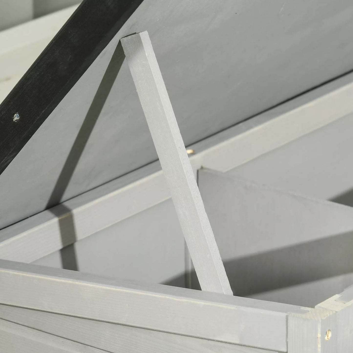 Triušių narvas Triušių narvas iš eglės medžio Žiemai pritaikytas triušių narvas su atverčiamu stogu 84x43x70 cm Pilkos spalvos