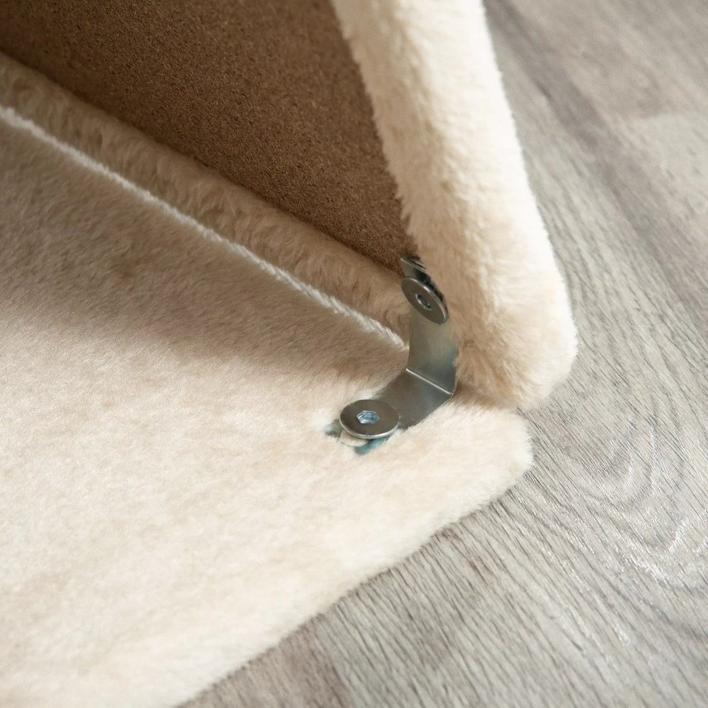 Kačių draskyklė-namelis, su žaislu ir kačių guoliu, 60 cm x 30 cm x 76 cm, kremas + natūralios spalvos