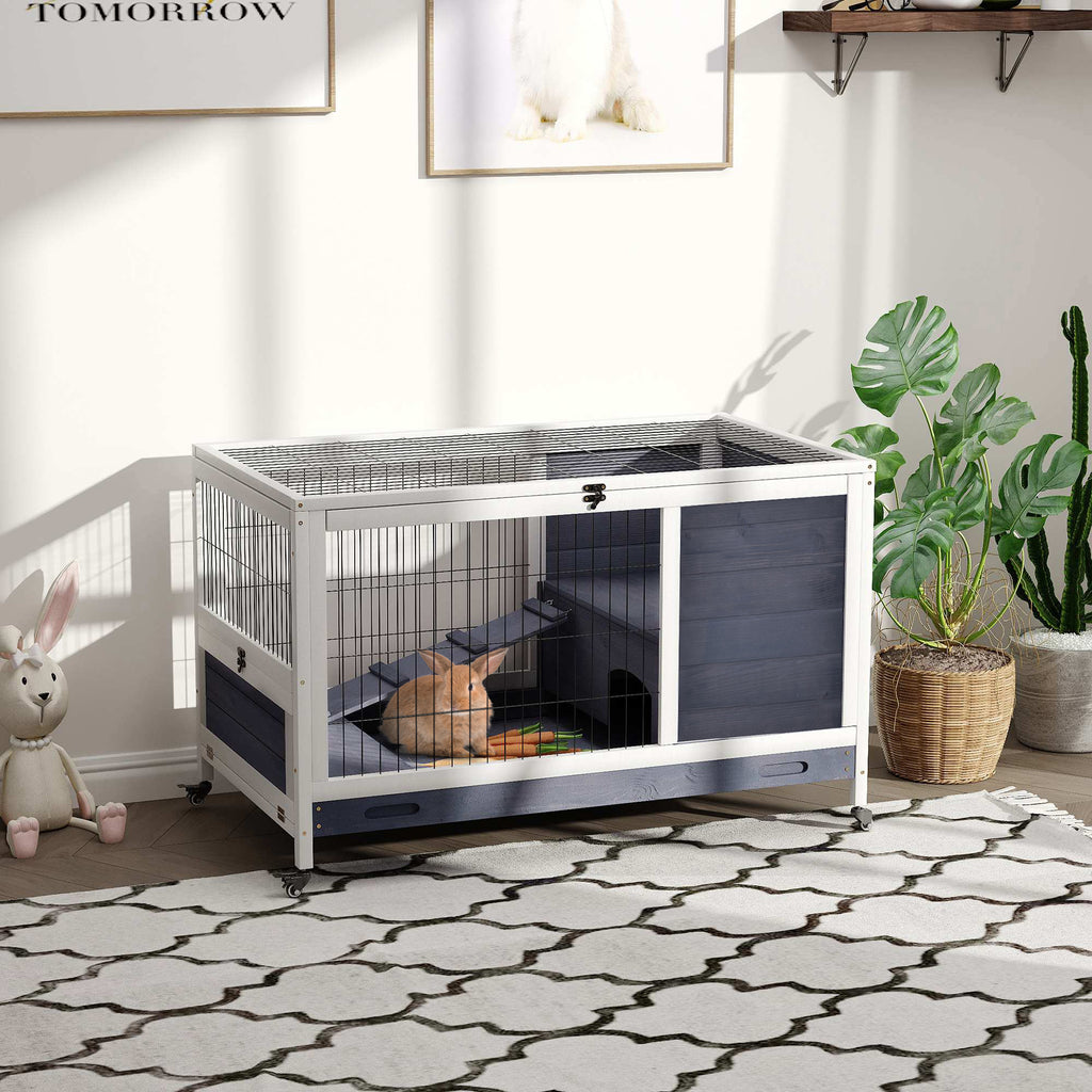 Narvas triušiams ir jūrų kiaulytėms ant ratukų, dviaukštis, medinis, su rampa, 90x53x59 cm, tamsiai pilkas su baltu