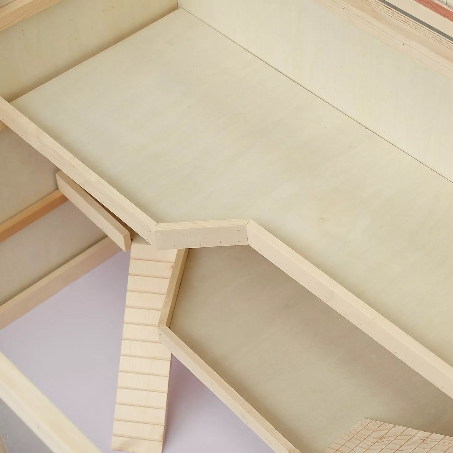 Medinis 3 aukštų žiurkėno narvas su ištraukiama/valoma dėkle, sulankstomu dangčiu, laipteliais. Mažų gyvūnėlių narvas, medinis narvas žiurkėnams, nykštukiniams žiurkėnams. 115 x 57 x 55 cm. Natūrali mediena