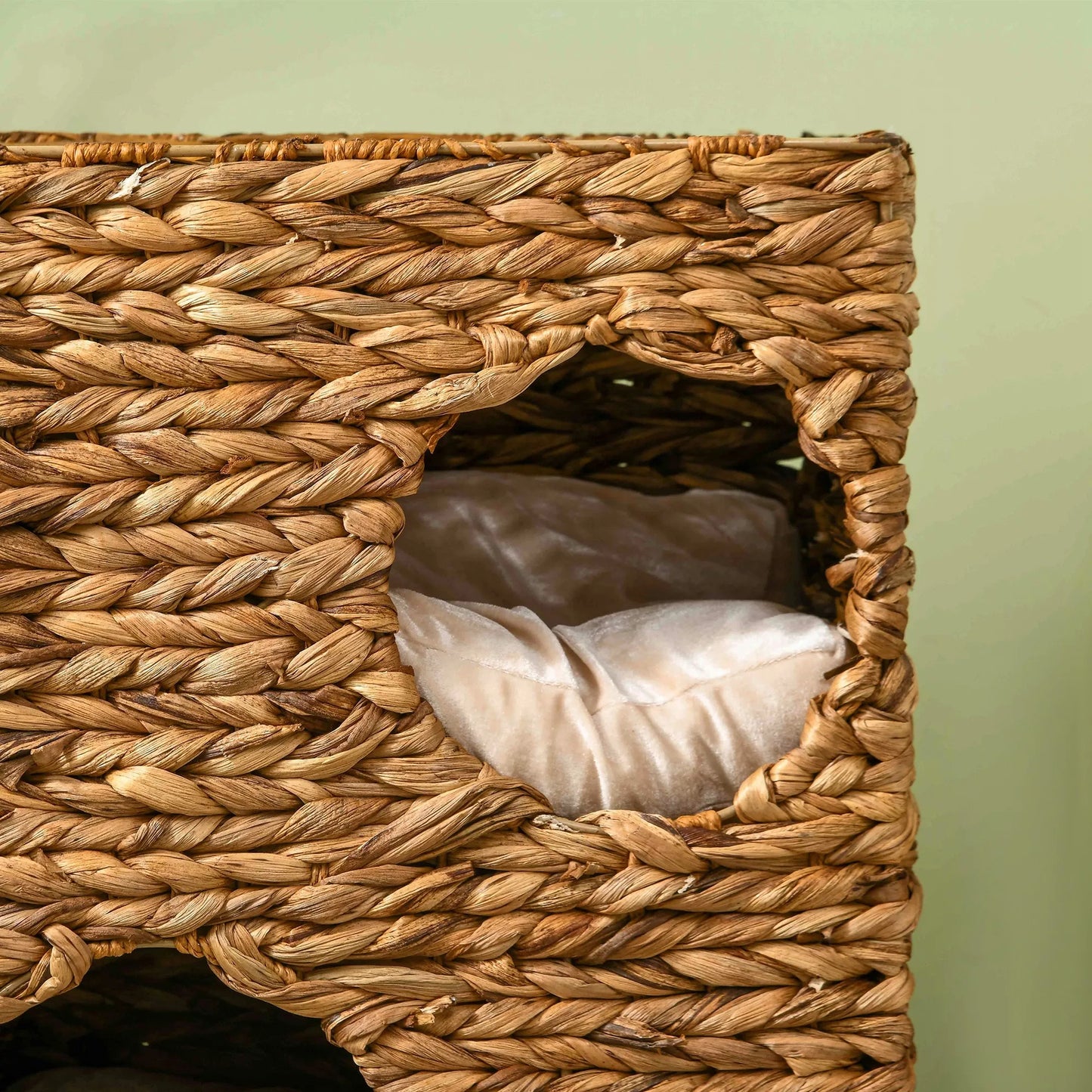 Kaķu māja ar skrāpējamo stabu, 3 līmeņi, mīksti spilveni, durvis, ūdens hiacinte, gaiši brūna