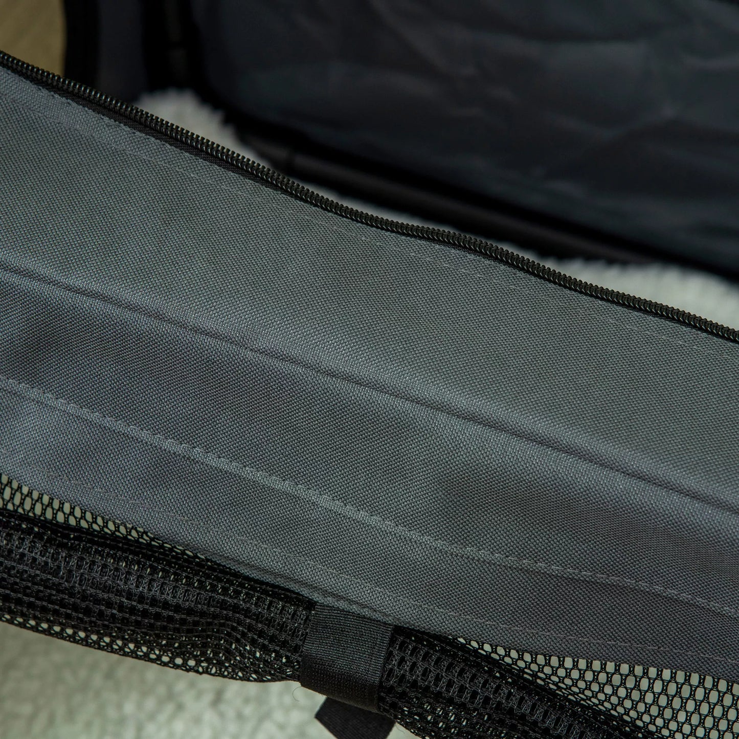 Transportavimo dėžė, sulankstoma, 3 įėjimai, vidinis pagalvėlė, skirta šunims ir katėms iki 4 kg/40 cm, pilka