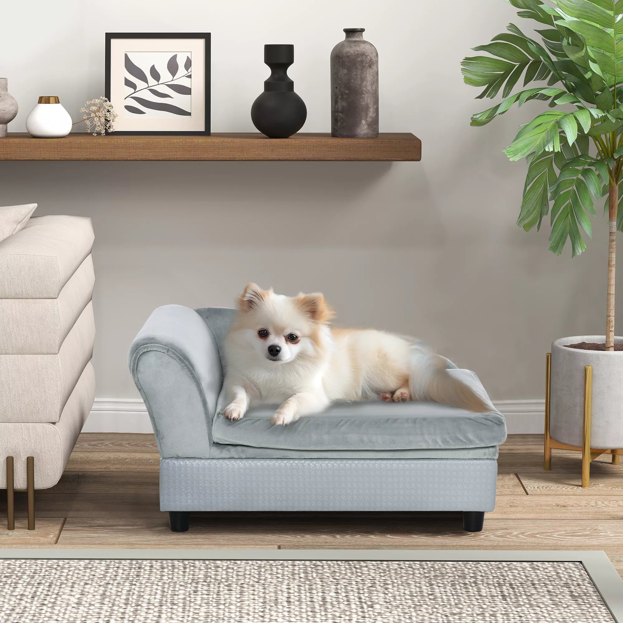 Sofa augintiniui su daiktadėže, minkšta pagalvėle, iki 15 kg apkrovos, pliušiniu užvalkalu, kieto medžio rėmu, šviesiai pilkos spalvos