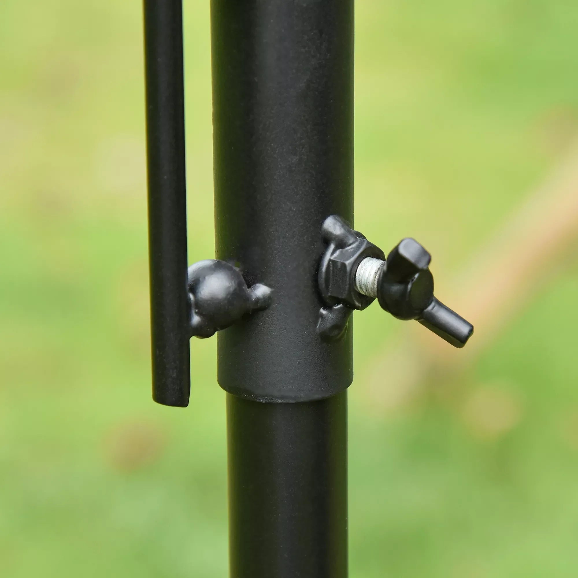 Putnu barotavas komplekts no tērauda, ​​augstums 208 cm, ar 4 āķiem, putnu dzirdinātava, barošanas šķīvis, pilns barošanas kāts, barošanas stacija, melna