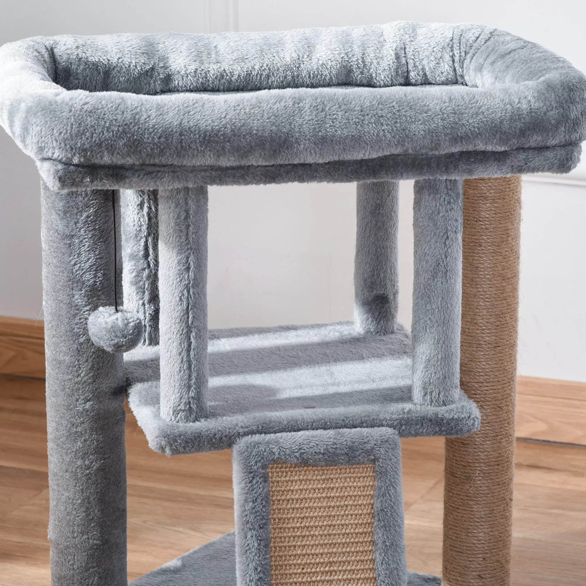 Kaķu māja 57 cm. Maza kaķu māja ar kaķu gultu, guļamplatformu, kaķu nagu skrāpēšanas stabu ar nagu dēli, rotaļu bumbu, mēbeli kaķiem līdz 5 kg. Gaiši pelēka.